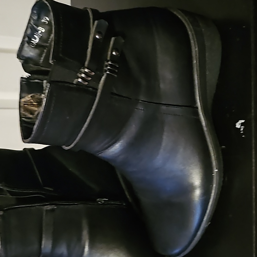 Woman black boots